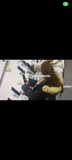 Momento captado por las cámaras de seguridad del negocio en el que las mujeres se llevan el teléfono móvil.