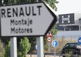 Planta de Horse en Valladolid junto a una señal antigua de cuando aún era Renault en el acceso.