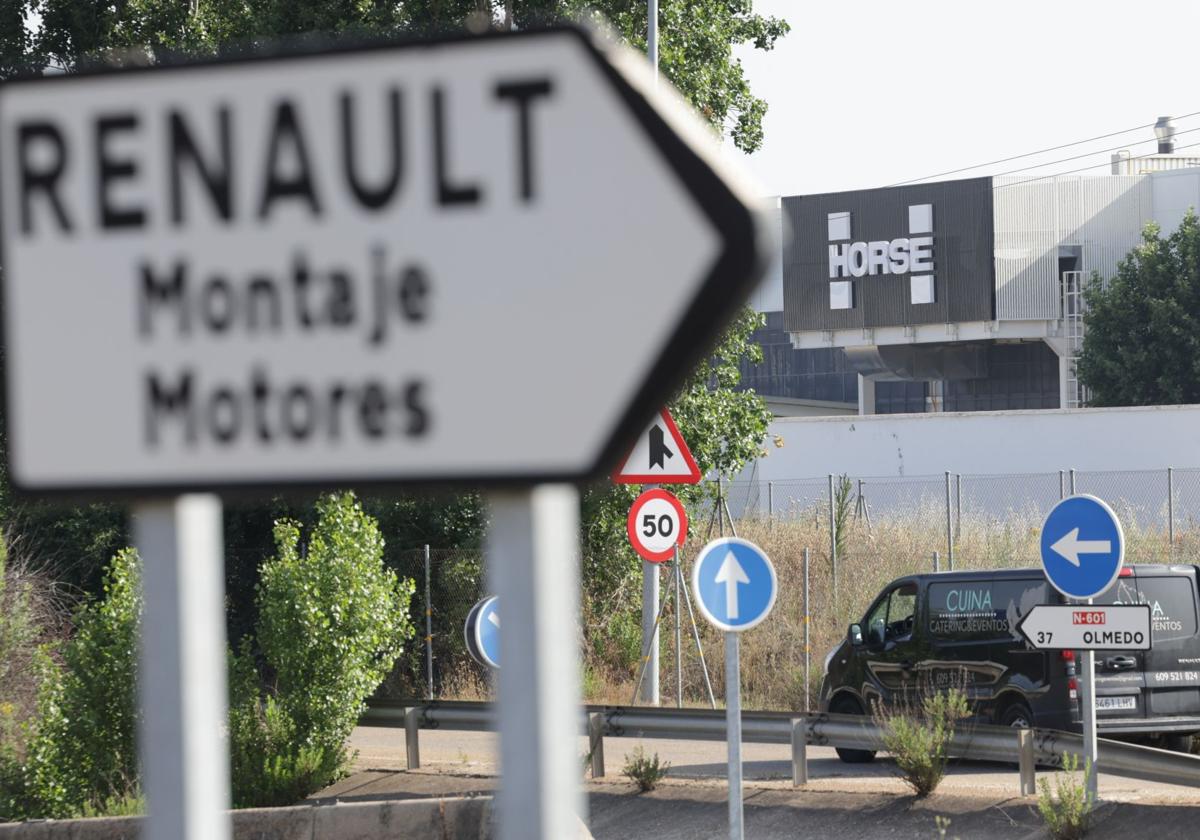Planta de Horse en Valladolid junto a una señal antigua de cuando aún era Renault en el acceso.