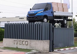 Acceso a la fábrica de Iveco de la carretera de Soria de Valladolid.