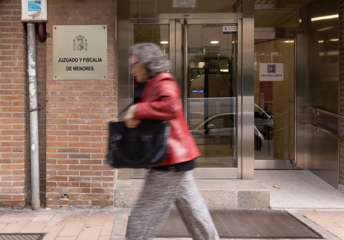 Una mujer camina por delante del Juzgado de Menores de Valladolid.
