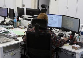 Trabajadora en una de las oficinas de los nuevos juzgados de Segovia.