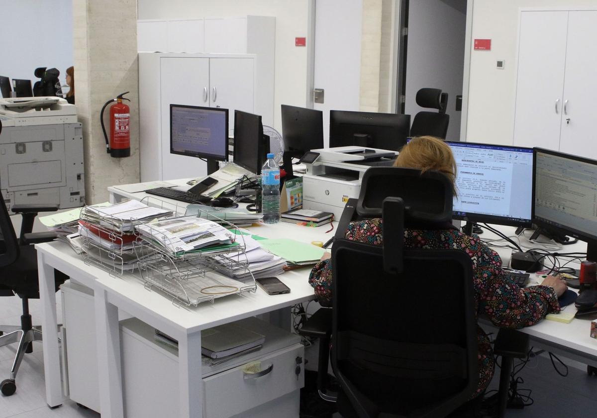 Trabajadora en una de las oficinas de los nuevos juzgados de Segovia.