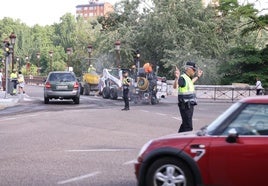 Los agentes regulan la circulación en el cruce del paseo antes del Puente Mayor.