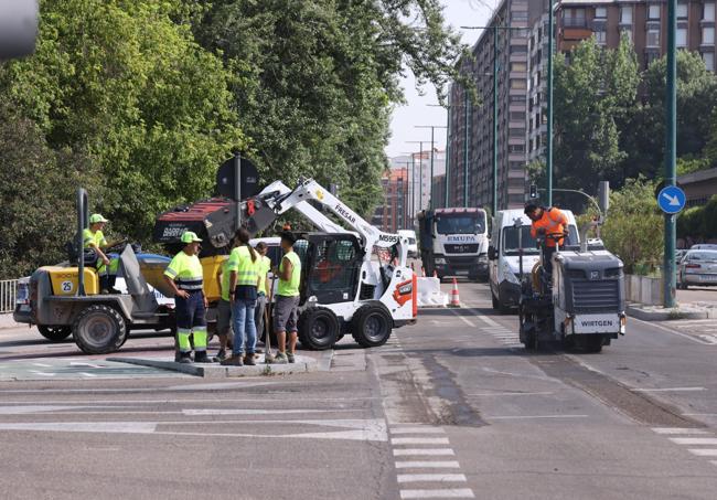 Trabajos de fresado a la altura del cruce del puente de Poniente.
