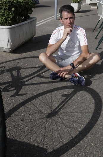 Juan Carlos Domínguez, el miércoles a la sombra de una bicicleta en la Flecha.