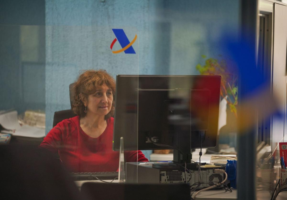 Una funcionaria de la Agencia Tributaria.