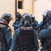 La Guardia Civil, durante el operativo en Astudillo.