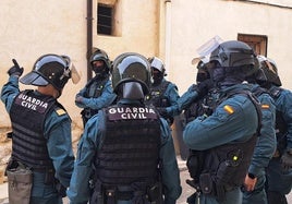 La Guardia Civil, durante el operativo en Astudillo.