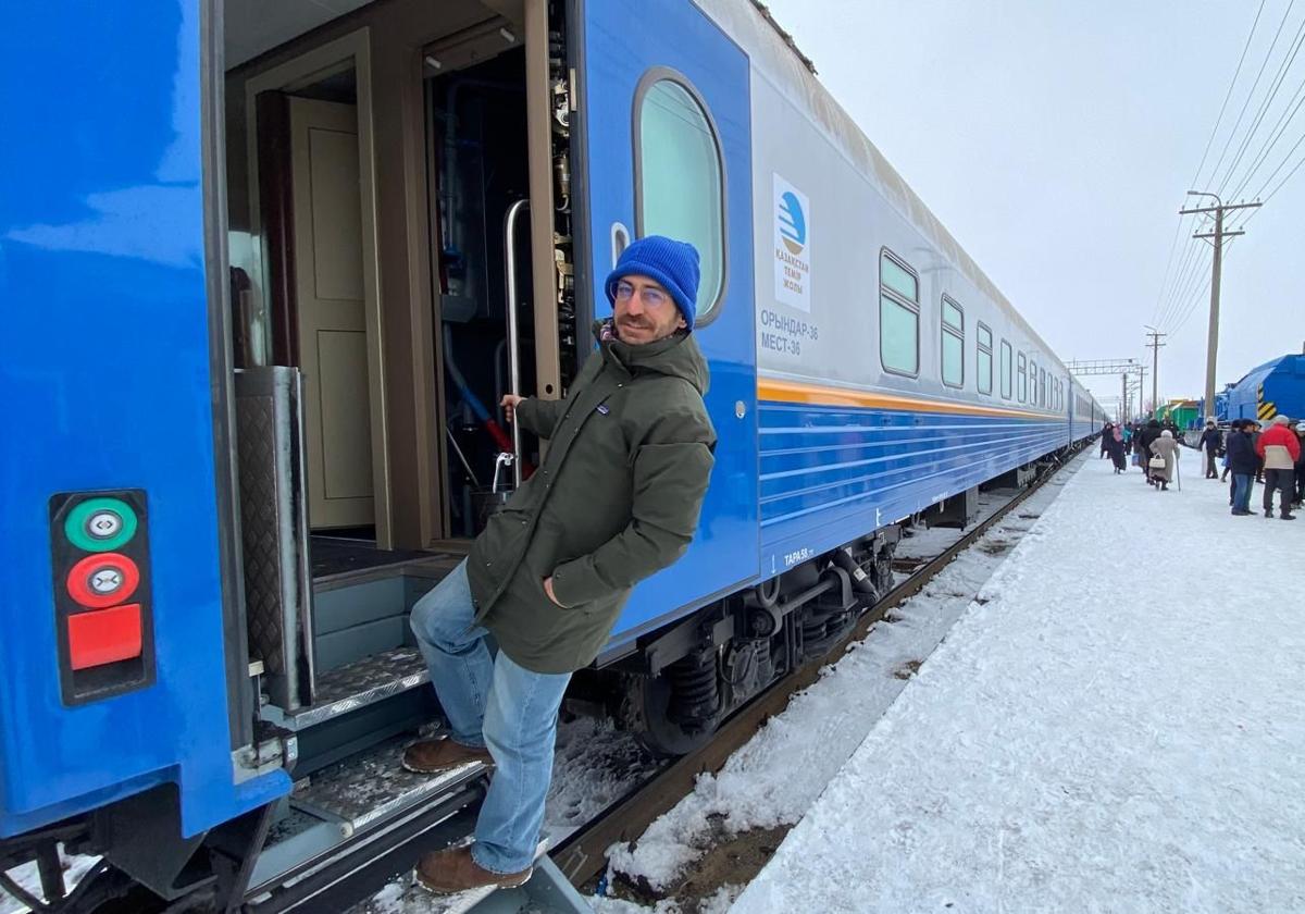 Guillermo Abril, durante una parada de un tren cama en Kazajistán.