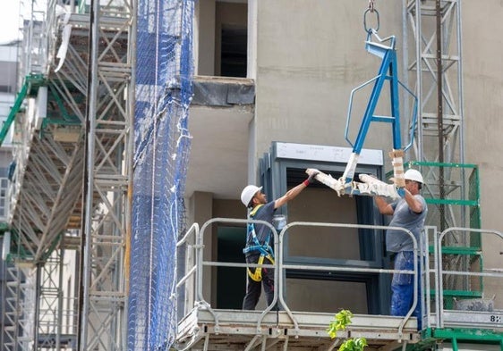 Obreros trabajan en la construcción de un edificio en Valladolid.