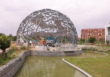 Seis filas de toldos rematan el aspecto de la geoda de la plaza León de la Riva