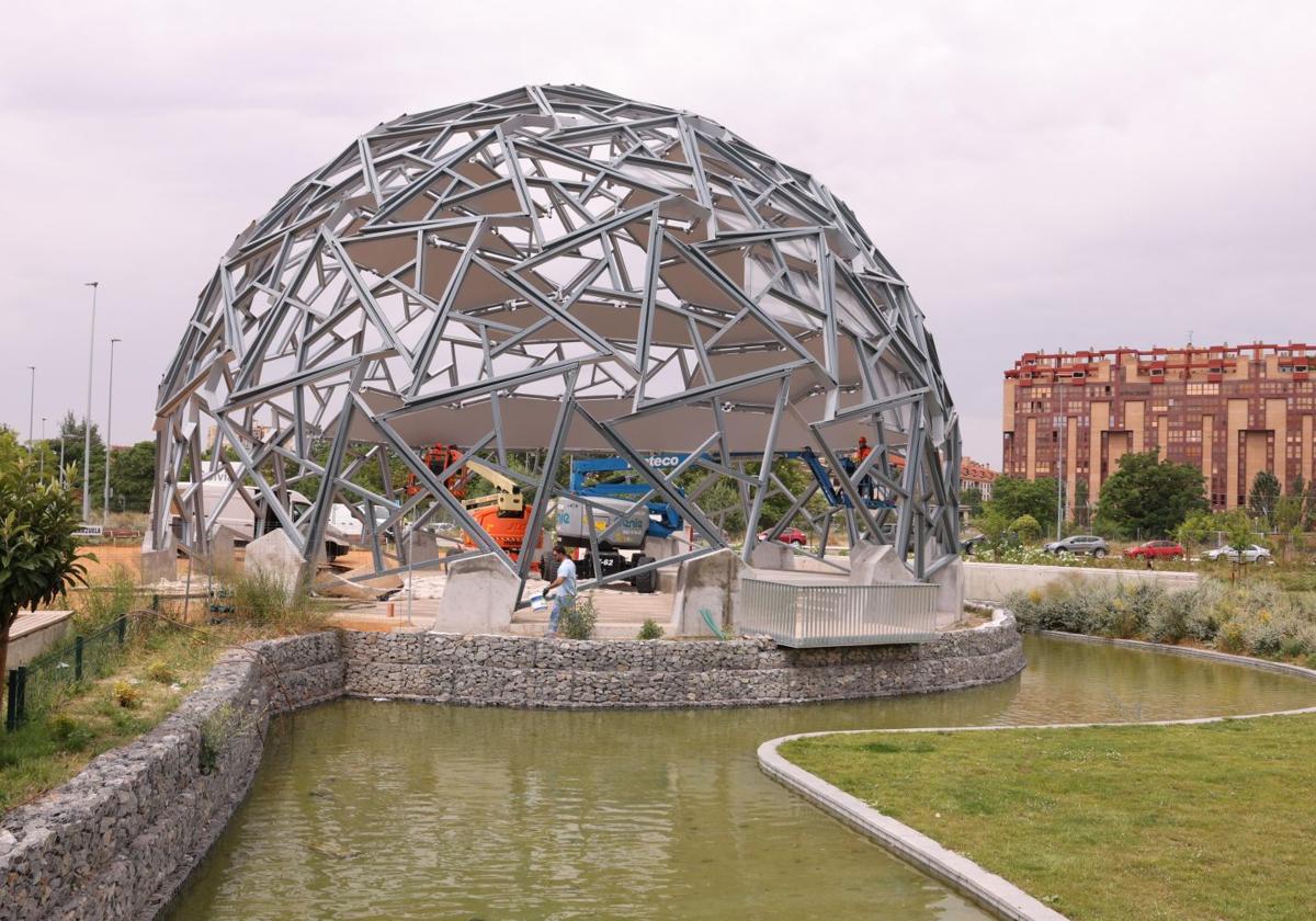 El aspecto actual de la geoda de la plaza Javier León de la Riva en la Ciudad de la Comunicación.