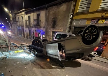 Un coche vuelca de madrugada en pleno centro de Vitigudino durante las fiestas