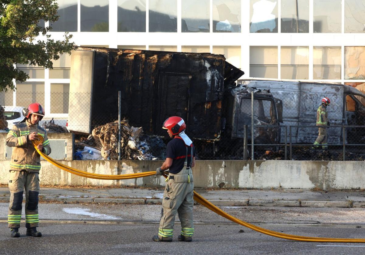 Los bomberos sofocan el incendio, que ha afectado a un camión y una furgoneta.