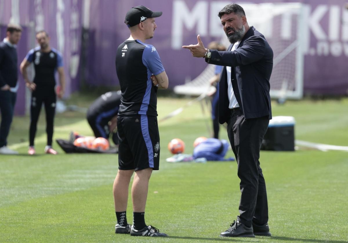 Mazziotti charla con Torchu, segundo de Álvaro Rubio, durante un entrenamiento.