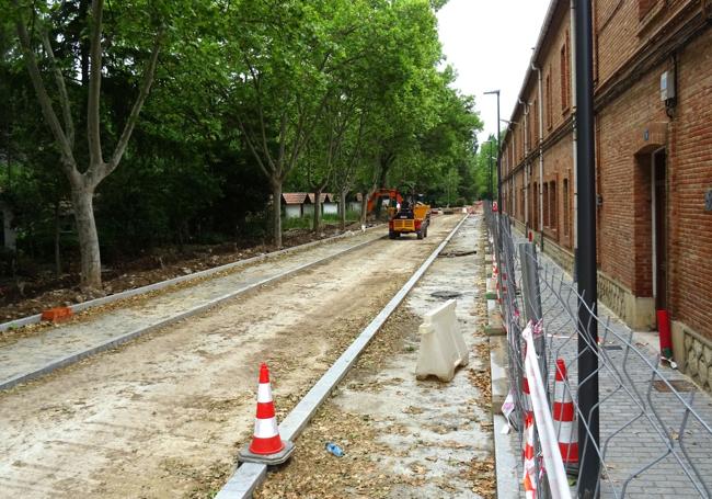 Tramo en obras ante la última hilera de viviendas de la calle Canal.