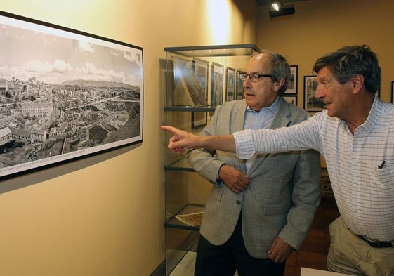 José Manuel Riosalido (izquierda) y Rafael Cantalejo observan una panorámica de Segovia tomada desde La Piedad en 1953.