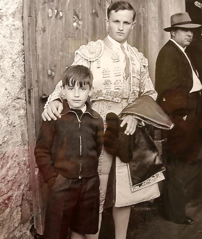 Imagen secundaria 2 - Arriba, explanación de la plaza Oriental. Sobre estas líneas, Corralillo de San Sebastián y José Manuel Riosalido, de niño, con el torero segoviano Andrés Hernando.
