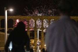 Espectáculo de fuegos artificiales sobre el Acueducto durante las Ferias y Fiestas de San Juan y San Pedro.