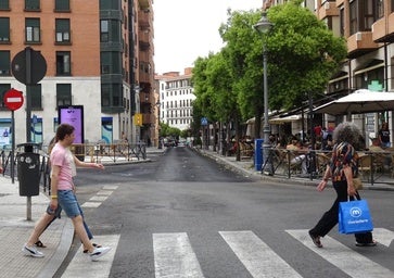 La calle Duque de Lerma, reabierta al tráfico una vez asfaltada la calzada.