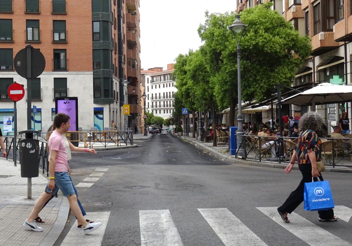 La calle Duque de Lerma, reabierta al tráfico una vez asfaltada la calzada.