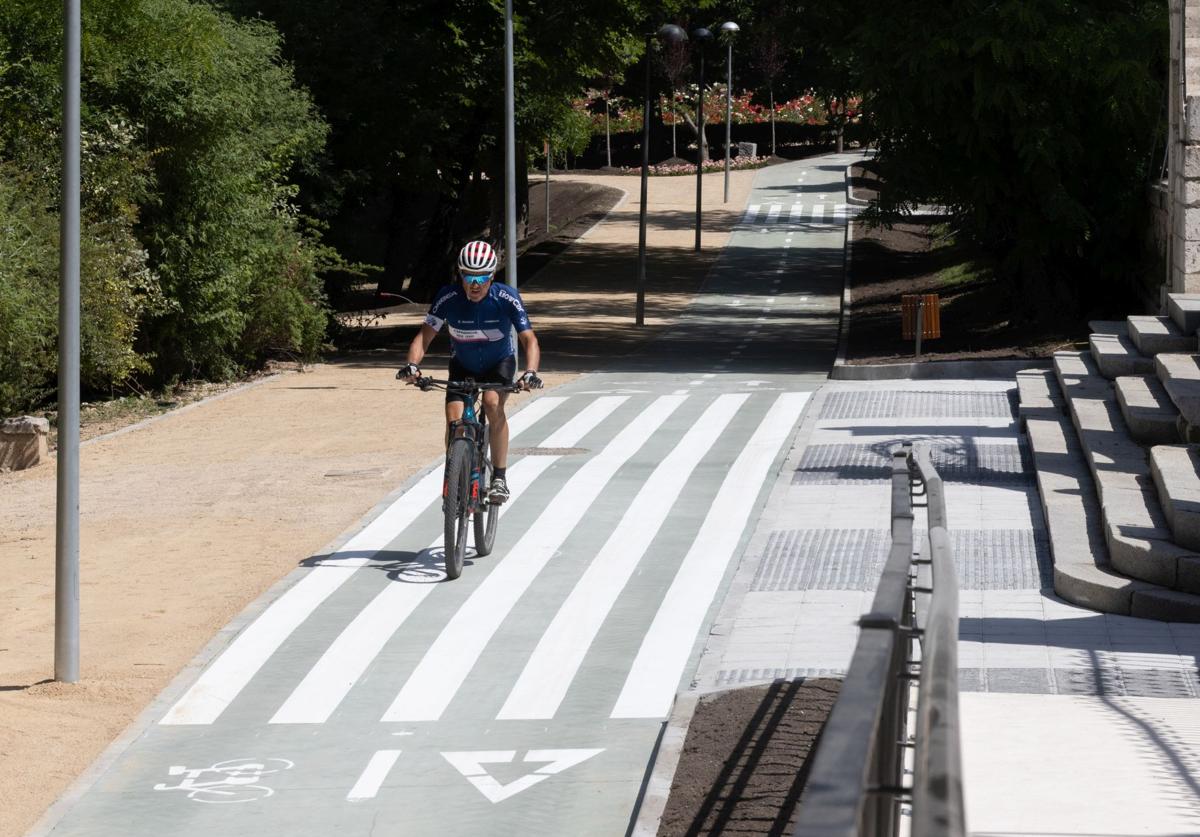 El nuevo carril bici de Isabel la Católica fue inaugurado el miércoles.