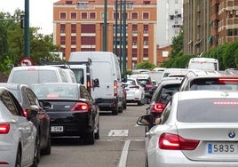 Retenciones en el paseo de Isabel la Católica hacia el Puente Mayor.