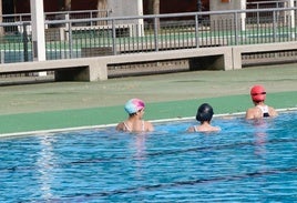 Bañistas en el Sotillo en la primera jornada de la temporada.