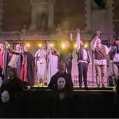 Un momento de la representación del Tenorio en la Plaza del Salvador el pasado año.
