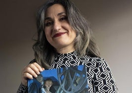 Teresa Valero, con su libro.
