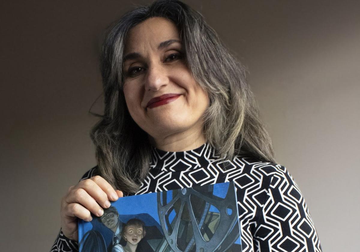 Teresa Valero, con su libro.
