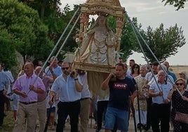 Los vecinos, durante la procesión.