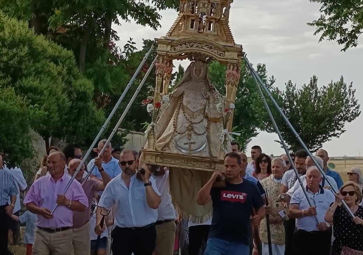 Los vecinos, durante la procesión.