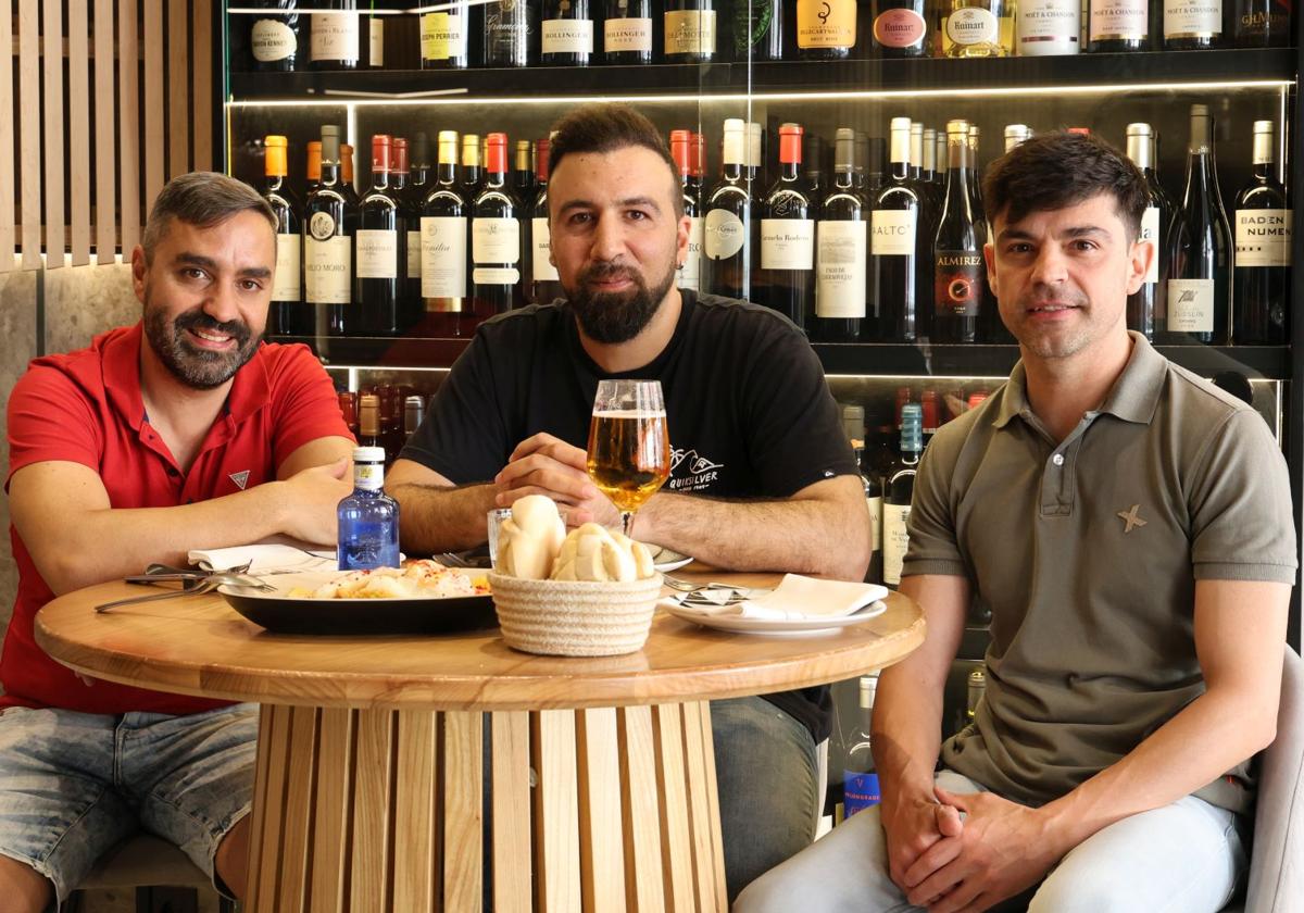 Jesús Martín, David González 'El Peri' y Pedro Pérez, integrantes del grupo Sal Gorda, en la Taberna Pico Fino.