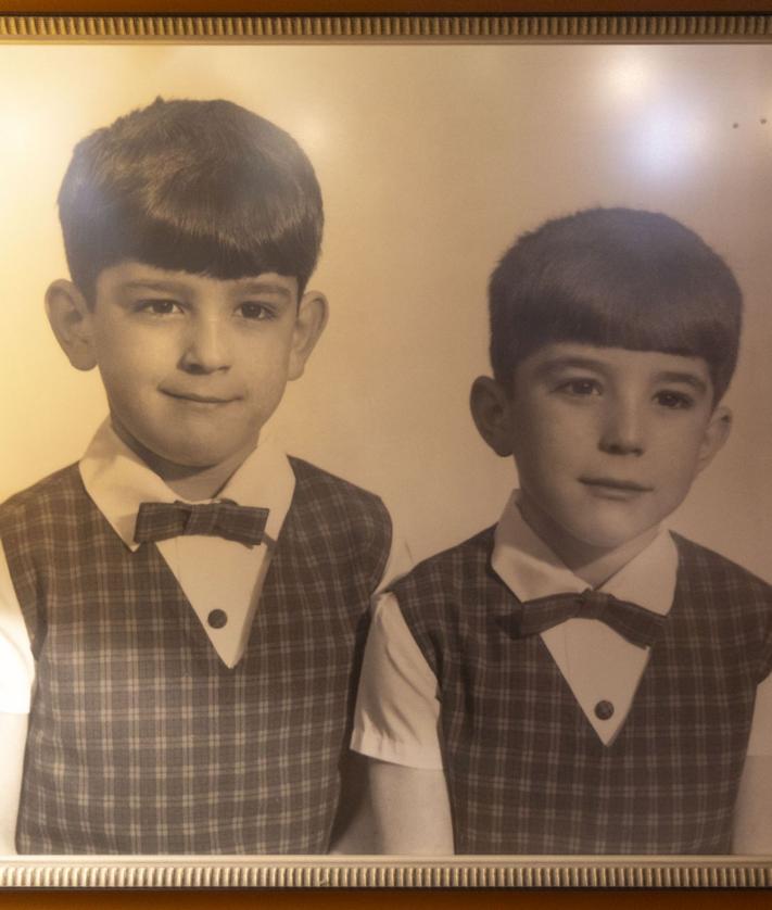 Imagen secundaria 2 - José Manuel Mora posa junto a la barra del bar Patton. En las siguientes imágenes, página de El Norte de Castilla de 1977 que anuncia la inauguración del pub Patton, y los hermanos Ángel y José Luis Cristóbal, propietarios del negocio.