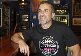 El humorista vallisoletano Quique Matilla en el bar Morgan.