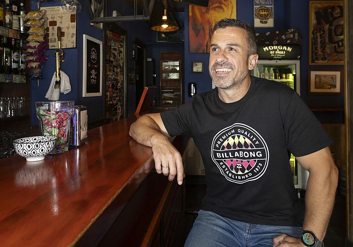 El humorista vallisoletano Quique Matilla en el bar Morgan.