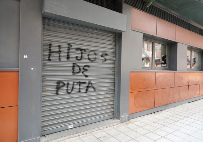 Pintadas y cristales rotos en la sede del PSOE de León.