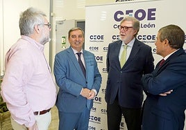 Santiago Aparicio, con el consejero José Luis Sanz Merino.