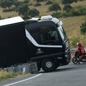 El camión accidentado este viernes en una de las curvas de acceso a Palazuelos de Eresma.