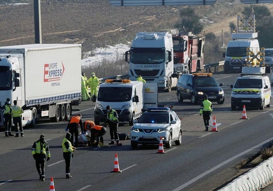 Despliegue de forenses y de la Guardia Civil el día del atropello mortal en la A-62.