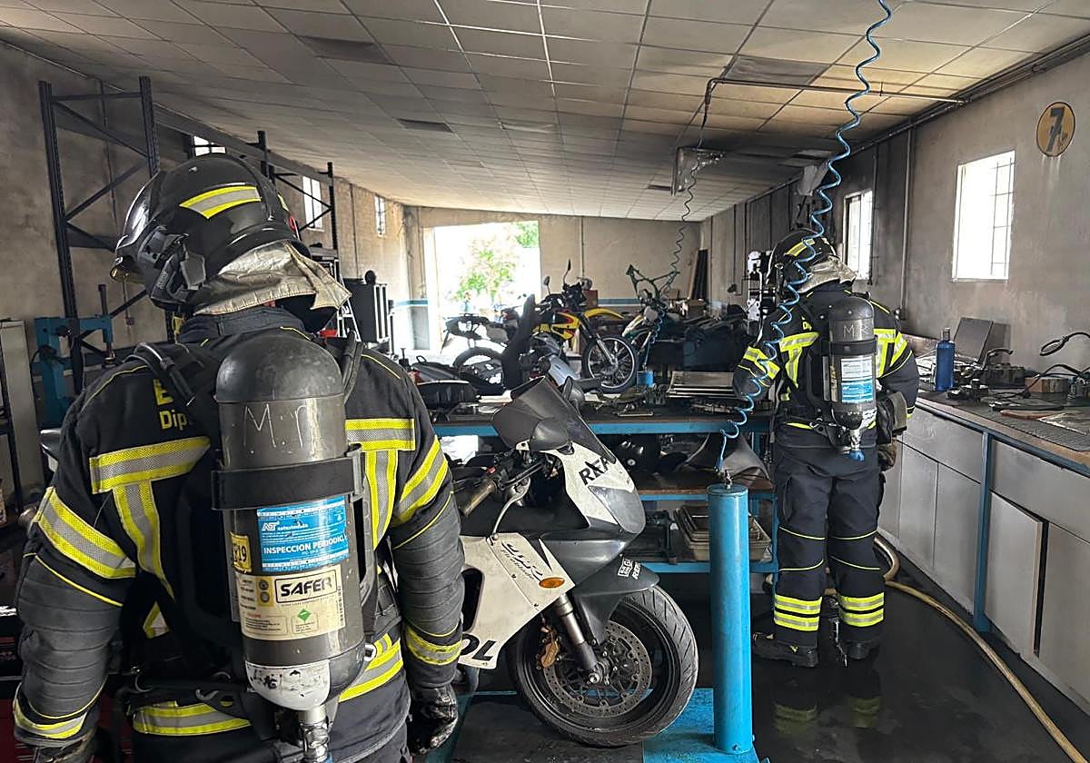 Los bomberos, durante la intervención.