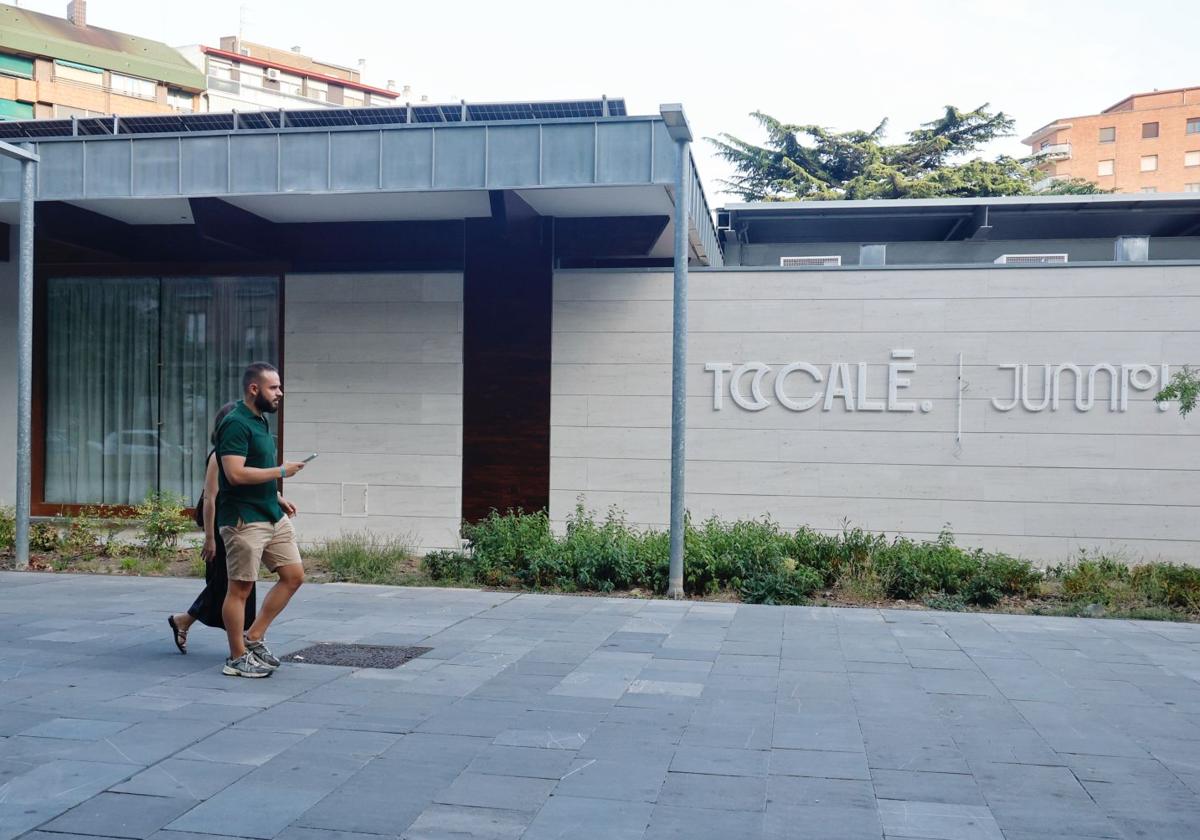 Lateral de la nueva cafetería hacia la rotonda de la Huerta de Guadián.