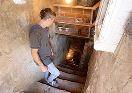 Vecinos afectados por la falta de agua y alcantarillado en Camino de la Merced, en una imagen de archivo.