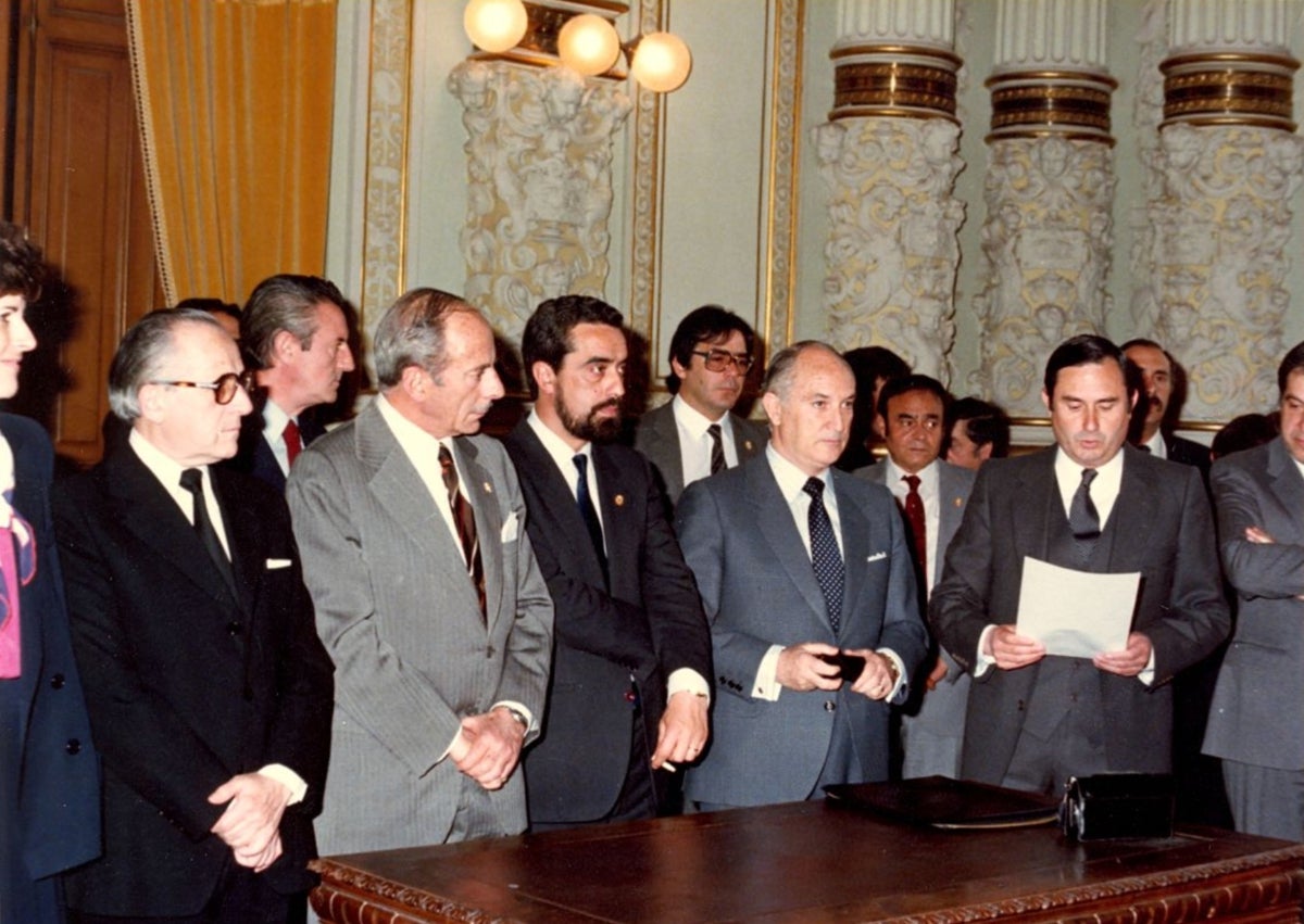 Imagen secundaria 1 - Arriba, Campos Setién durante un acto en el Ateneo de Valladolid en 1983. Abajo, el presidente del Ateneo, segundo por la derecha, presentando el premio de Novela Corta de 1983, y en una entrevista con la prensa en los años 70.