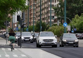 Los dos carriles del paseo de Isabel la Católica, reabiertos al tráfico, junto al nuevo carril bici.