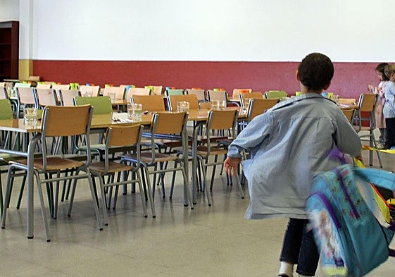 Un alumno llega al comedor escolar en un colegio de la provincia de Segovia.