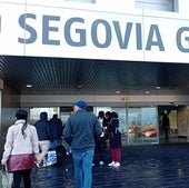 Un grupo de usuarios accede a la estación de trenes de alta velocidad Segovia-Guiomar.