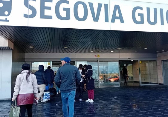 Un grupo de usuarios accede a la estación de trenes de alta velocidad Segovia-Guiomar.
